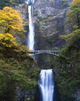 Wasserfall und Brücke im Herbst - MINF10857