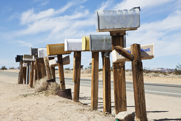Reihe von Briefkästen entlang der Desert Road - MINF10862