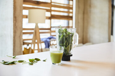 Grüner Smoothie auf dem Tisch im Büro - FMKF05458