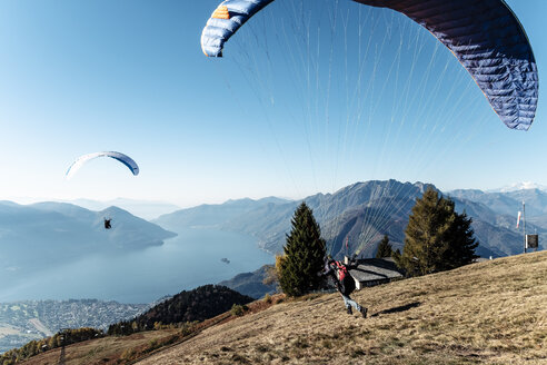 Schweiz, Tessin, Locarno, Ascona, Lago Maggiore, Gleitschirmflieger - WFF00032