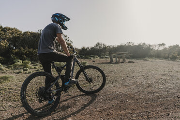 Spanien, Lanzarote, Mountainbiker auf einem Ausflug in wüstenhafter Landschaft - AHSF00085