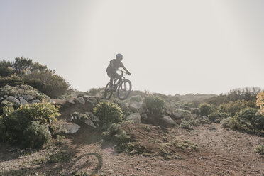 Spanien, Lanzarote, Mountainbiker auf einem Ausflug in wüstenhafter Landschaft - AHSF00086