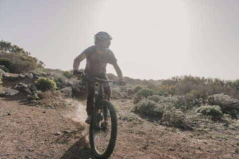 Spanien, Lanzarote, Mountainbiker auf einem Ausflug in wüstenhafter Landschaft, lizenzfreies Stockfoto