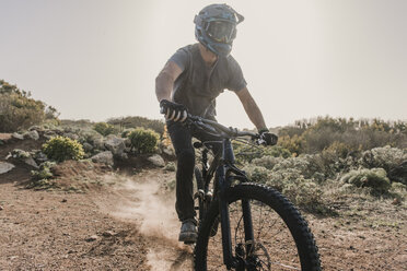 Spanien, Lanzarote, Mountainbiker auf einem Ausflug in wüstenhafter Landschaft - AHSF00089