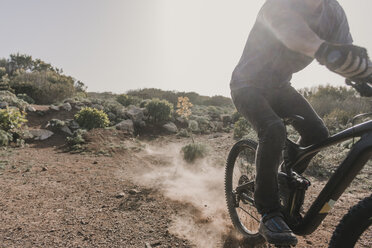 Spanien, Lanzarote, Teilansicht eines Mountainbikers bei einem Ausflug in wüstenhafter Landschaft - AHSF00090