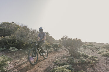 Spanien, Lanzarote, Mountainbiker auf einem Ausflug in wüstenhafter Landschaft - AHSF00091