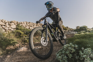 Spanien, Lanzarote, Mountainbiker auf einem Ausflug in wüstenhafter Landschaft - AHSF00092