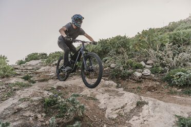 Spanien, Lanzarote, Mountainbiker auf einem Weg in den Bergen - AHSF00095