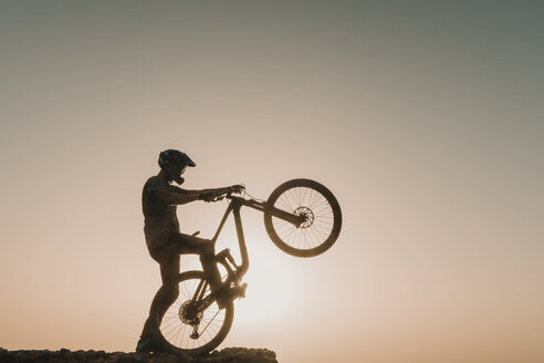 Spanien, Lanzarote, Mountainbiker auf einem Ausflug bei Sonnenuntergang - AHSF00102