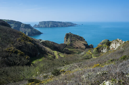 United Kingdom, Channel islands, overlook over the east coast of Sark and the island Brecqhou - RUNF01524