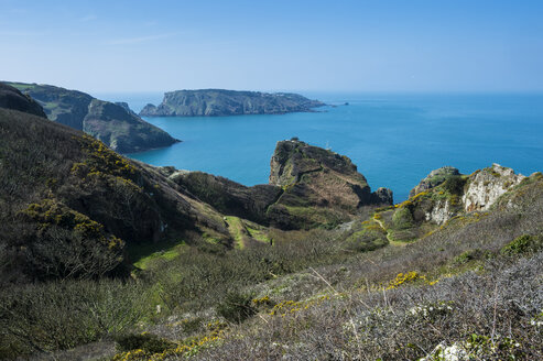 Vereinigtes Königreich, Kanalinseln, Blick auf die Ostküste von Sark und die Insel Brecqhou - RUNF01524