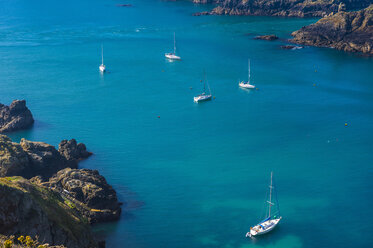 United Kingdom, Channel islands, Sark, sailing boats off shore the island of Brecqhou - RUNF01533