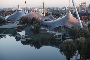 Deutschland, München, Olympiapark, Olympiastadion, Zeltdachkonstruktion im Morgenlicht - WFF00040