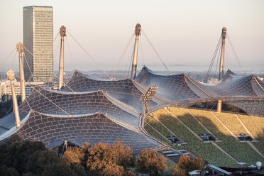 Deutschland, München, Olympiapark, Olympiastadion, Zeltdachkonstruktion im Morgenlicht - WFF00041