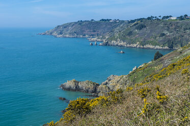 United Kingdom, Channel islands, Guernsey, overlook over the south coast - RUNF01543