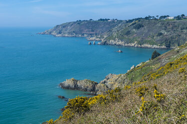 Vereinigtes Königreich, Kanalinseln, Guernsey, Blick auf die Südküste - RUNF01543