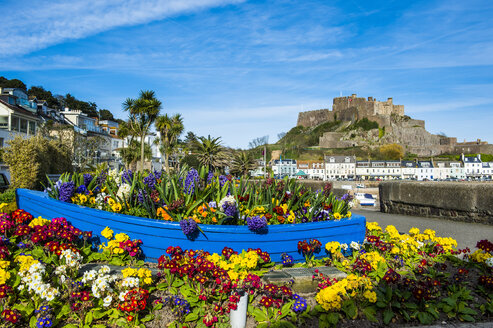 Vereinigtes Königreich, Kanalinseln, Jersey, die Stadt Mont Orgueil und ihr Schloss, Blumenstrauß in einem Boot - RUNF01566