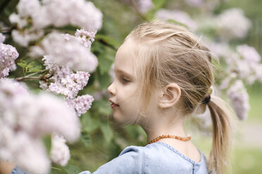 Portrait of smiling girl with lilac blossoms - EYAF00008