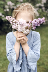 Porträt eines lächelnden Mädchens mit Fliederblüten - EYAF00011