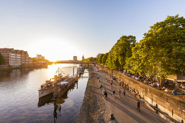 Deutschland, Freie Hansestadt Bremen, Schlachte, Weser, Flussufer, Promenade, Boote, Biergarten, Restaurants, Sonnenuntergang - WDF05201