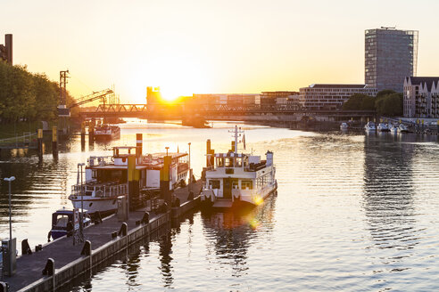 Deutschland, Freie Hansestadt Bremen, Schlachte, Weser, Anleger, Ausflugsschiffe, Stephanibrücke, Weserturm, Hochhaus, Sonnenuntergang - WDF05203