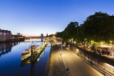 Deutschland, Freie Hansestadt Bremen, Schlachte, Weser, Flussufer, Promenade, Boote, Biergarten, Restaurants, Abenddämmerung - WDF05206