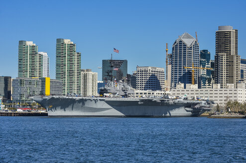 USA, Kalifornien, San Diego, Skyline von San Diego mit der USS Midway, Flugzeugträger - RUNF01582