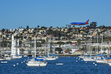 USA, Kalifornien, San Diego, Flugzeuge und Segelboote - RUNF01596