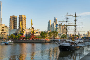 Argentinien, Buenos Aires, Puerto Madero, Blick auf moderne Architektur - SPCF00377