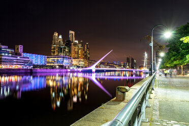 Argentinien, Buenos Aires, Puerto Madero, Blick auf moderne Architektur bei Nacht - SPCF00382