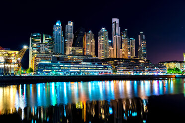 Argentinien, Buenos Aires, Puerto Madero, Blick auf moderne Architektur bei Nacht - SPCF00383