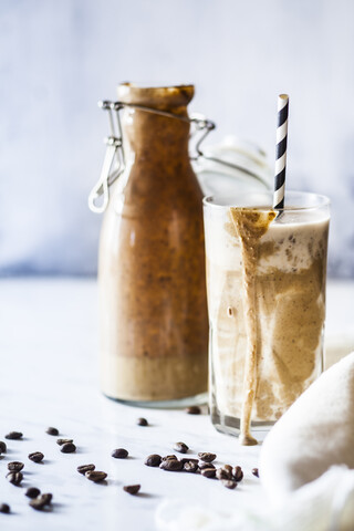 Zuckerfreier Wake-up-Smoothie mit Banane, Joghurt, Kaffee und Leinsamen, lizenzfreies Stockfoto