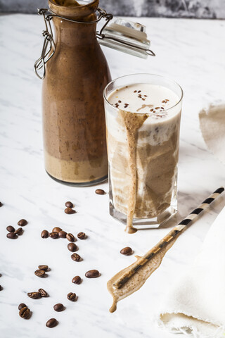 Zuckerfreier Wake-up-Smoothie mit Banane, Joghurt, Kaffee und Leinsamen, lizenzfreies Stockfoto