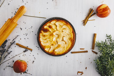 Selbstgebackener Apfelkuchen in der Pfanne - ERRF00790