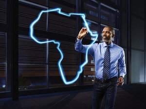 Geschäftsmann malt Afrika mit Licht - RORF01788