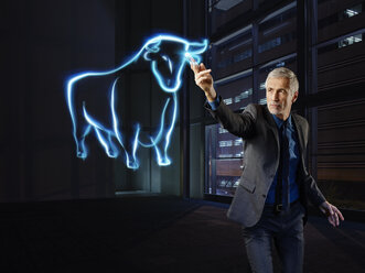Geschäftsmann malt einen Stier mit Licht - RORF01793