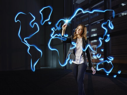 Geschäftsfrau malt eine Weltkarte mit Licht, die auf Europa zeigt - RORF01808