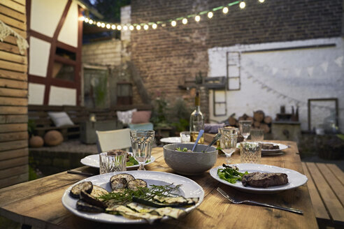 Gedeckter Tisch für ein Barbecue im Hinterhof - PDF01801