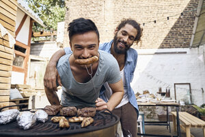 Freunde bereiten Fleisch für ein Grillfest im Hinterhof vor - PDF01815