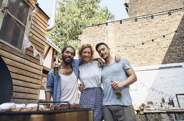 Freunde beim Grillen im Garten, die Fleisch auf dem Grill zubereiten - PDF01829