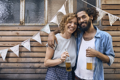 Freunde haben Spaß bei einer Grillparty und trinken Bier - PDF01836