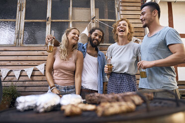 Freunde haben Spaß bei einer Grillparty und trinken Bier - PDF01839