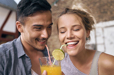 Junges Paar trinkt kühle Limonade in einem Hinterhof - PDF01863