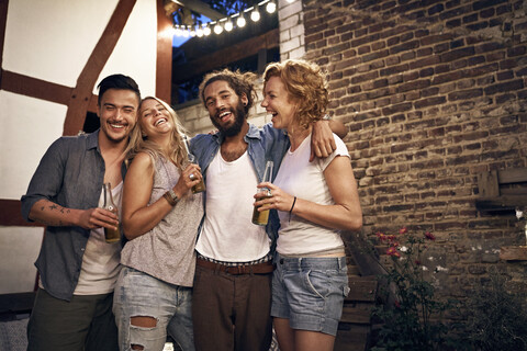 Freunde haben Spaß bei einer Party im Garten, lizenzfreies Stockfoto