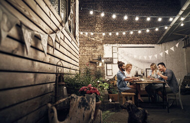 Freunde grillen im Hinterhof und essen gemeinsam - PDF01882