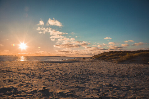 Deutschland, Sylt, Nationalpark Schleswig Holsteinisches Wattenmeer, Strand, Sonnenuntergang, Abendlicht, Unesco Weltnaturerbe, lizenzfreies Stockfoto