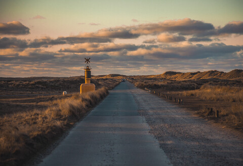 Deutschland, Sylt, Nationalpark schleswig-holsteinisches Wattenmeer, Dünenlandschaft, Ellenbogen, Straße, Abendlicht, lizenzfreies Stockfoto