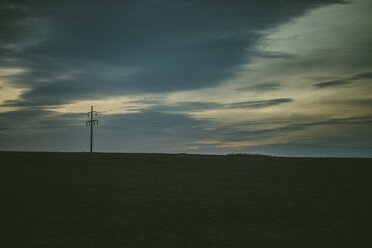 Deutschland, Sylt, Wiese im Abendlicht, Wolken, Tristesse, Strommast - ANHF00066