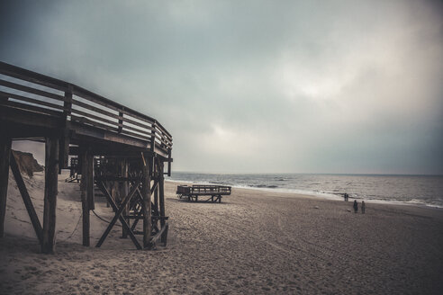 Germany, Sylt, Kampen, Rotes Kliff, wooden steps, beach, walkers, winter - ANHF00070