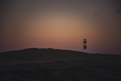 Germany, Sylt, Schleswig Holstein Wadden Sea National Park, dune landscape, Ellenbogen, lighthouse List Ost, evening light - ANHF00072